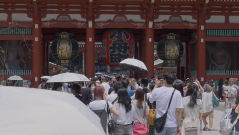 Turistas-Caminando-Por-El-Templo-Senso-ji-En-Tokio,-Japón