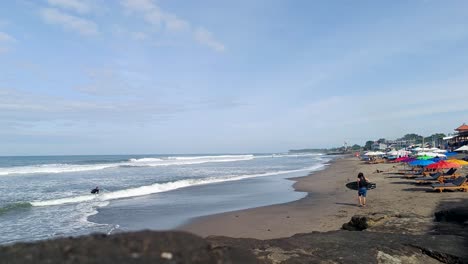 Ein-Mann-Bereitet-Sich-Auf-Das-Surfen-Am-Strand-Von-Canggu,-Bali,-Indonesien,-Asien-Vor