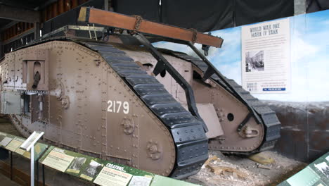 Ein-Mark-Four-IV-Panzer-Aus-Dem-Ersten-Weltkrieg,-Ausgestellt-In-Einem-Museum-Des-Ersten-Weltkriegs