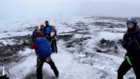 Island-–-Gletscherforscher:-Eine-Gruppe-Wanderer-Erkundet-Die-Eisige-Landschaft-Des-Falljökull-Gletschers-Im-Vatnajökull-Nationalpark