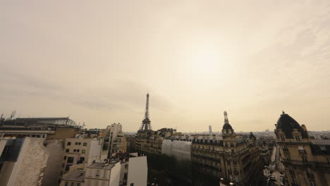 Eiffelturm-Hinter-Der-Skyline-Von-Paris,-Bewölkter-Nebliger-Tag,-Weitwinkelaufnahme,-Frankreich