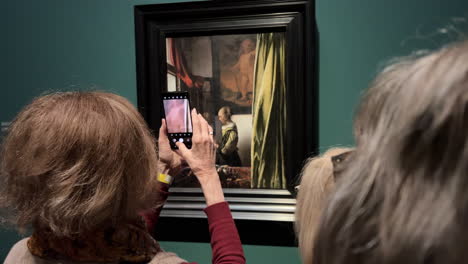 Besucher-Vor-Vermeers-Gemälde-Mädchen-Liest-Einen-Brief-An-Einem-Offenen-Fenster
