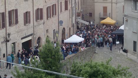 Straßen-Voller-Menschen,-Die-Am-Monterosso-Straßenweinfest-Teilnehmen