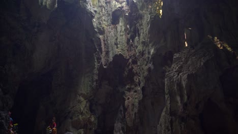 Turistas-Reunidos-Dentro-De-Cuevas-En-Las-Montañas-De-Mármol-En-Da-Nang,-Vietnam.