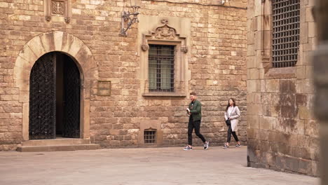 Couple-Walking-the-Streets-of-Gothic-Quarter-in-Barcelona,-Spain