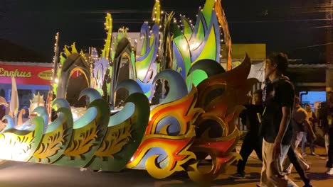 Desfile-O-Festival-De-Takbir,-Un-Evento-Para-Dar-La-Bienvenida-A-Eid-Al-fitr-O-Eid-Al-adha,-Portando-Linternas-Y-Vistiendo-Trajes-únicos-Y-Pronunciando-Los-Símbolos-De-Allah