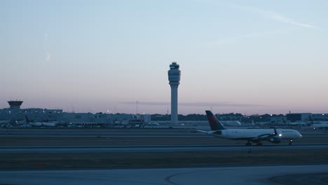 Toma-Distante-De-Un-Avión-Comercial-De-Delta-Aterrizando-En-El-Aeropuerto-Atl-De-Atlanta,-Georgia,-Temprano-En-La-Mañana.