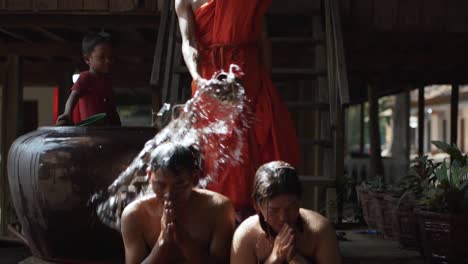 Schwenkaufnahme-Eines-Buddhistischen-Mönchs,-Der-In-Angkor-Wat---Siem-Reap,-Kambodscha-Ein-Wassersegnungsritual-Durchführt