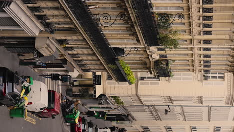 Paris-Building-Facade,-Busy-Street,-Vertical,-Slow-Motion