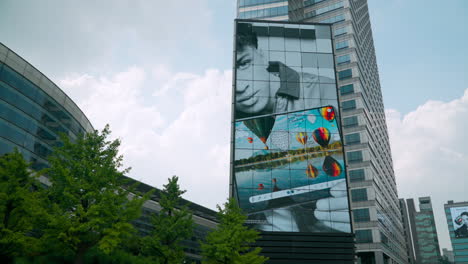 Werbung-Im-Coex-Media-Asem-Tower-In-Der-Nähe-Der-Skyline-Der-Stadt-Seoul,-Südkorea