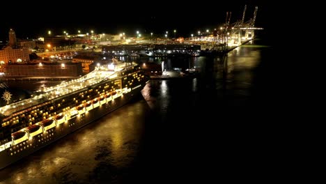 Kreuzfahrtschiff-MSC-Musica-Verlässt-Den-Hafen-Von-Montevideo-Nachts,-Unterstützt-Von-Schleppern
