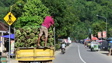 Camiones-En-Una-Carretera-Que-Transporta-Plátanos-En-Las-Colinas-De-Pacitan,-Indonesia.