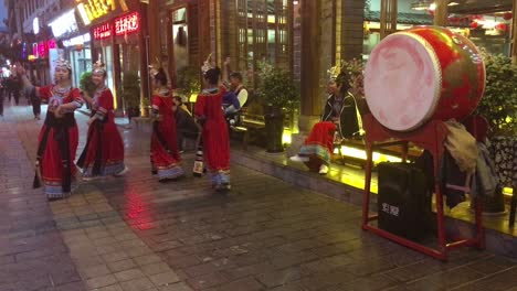 Bailarines-Chinos-En-Chengdu,-Una-Gran-Ciudad-En-La-Provincia-De-Sichuan.