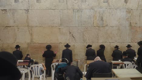 Hombres-Leyendo-La-Torá-Y-Orando-En-El-Muro-De-Las-Lamentaciones,-Jerusalén,-Israel
