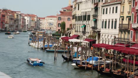 Panoramic-view-of-the-Venetian-gondolas-docking-in-a-pier-in-Venice,-Italy