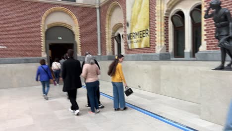 Blue-lines-guiding-to-the-Vermeer-exhibition-at-the-Rijksmuseum-2023