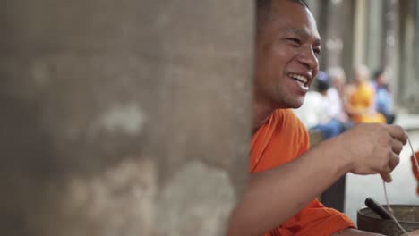 Un-Monje-Budista-Realizando-Una-Ceremonia-Ritual-De-Bendición-En-Angkor-Wat---Siem-Reap,-Camboya-2
