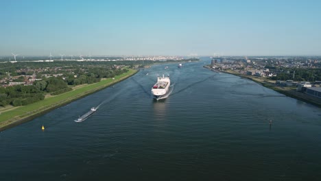 Drohnenaufnahmen-Eines-RoRo-Frachtschiffs,-Das-In-Richtung-Des-Hafens-Von-Rotterdam-Fährt