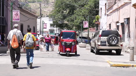 Dos-Mototaxi-Conduciendo-En-Honduras