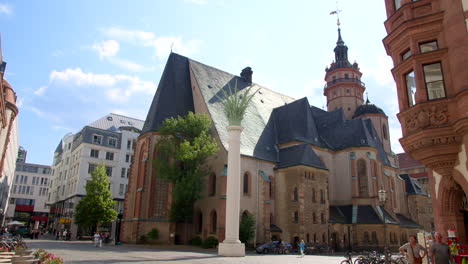 Berühmte-Nikolaikirche-In-Leipzig-Mit-Palmensäule-Auf-Dem-Platz-Im-Sommer
