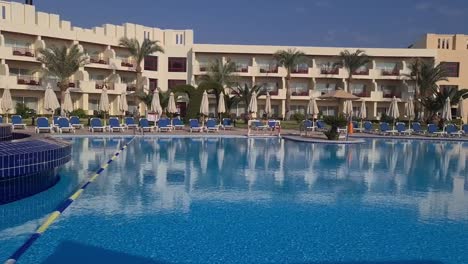 Toma-Panorámica-De-La-Piscina-Del-Hotel-En-Sharm-El-Sheikh-Sin-Gente.