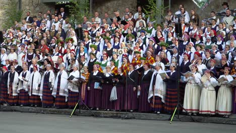 Cantantes-De-Coros-Folclóricos-Con-Trajes-Nacionales-Cantando-La-Canción-Durante-El-Concierto-Previo-A-Los-Eventos-Del-Xxvii-Festival-Nacional-De-Canciones-Letonas-Y-El-Xvii-Festival-De-Danza