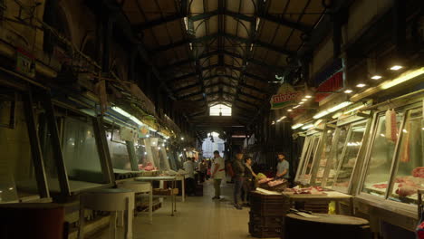 Bullicioso-Mercado-Dentro-De-Un-Bazar-De-Atenas-Con-Vendedores-Y-Compradores
