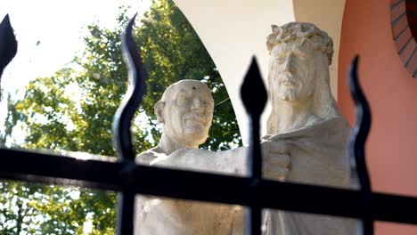 Estatua-De-Jesús-Con-La-Cruz,-Vía-Crucis-En-Gietrzwałd