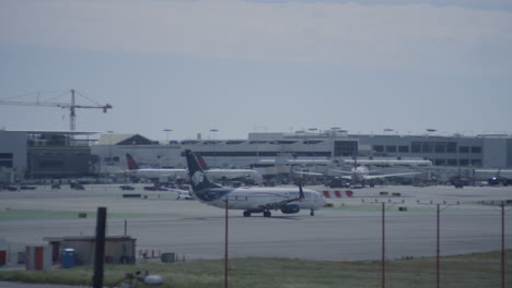 Aeromexico-Flugzeuge-Bereiten-Sich-Auf-Den-Start-Am-Internationalen-Flughafen-Von-Los-Angeles-Vor