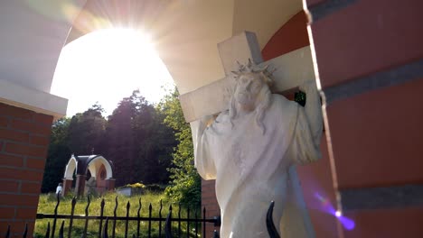 Estatua-De-Jesús-Cargando-La-Cruz,-Vía-Crucis-En-Gietrzwałd