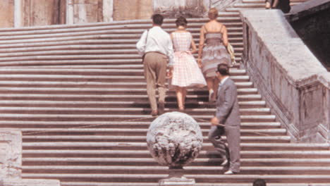 Hombres-Y-Mujeres-Bien-Vestidos-Caminan-Por-Las-Escaleras-De-La-Piazza-Di-Spagna-En-Roma-1960