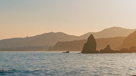 Felsige-Küste-Von-Playa-De-Las-Alberquillas-Bei-Sonnenuntergang