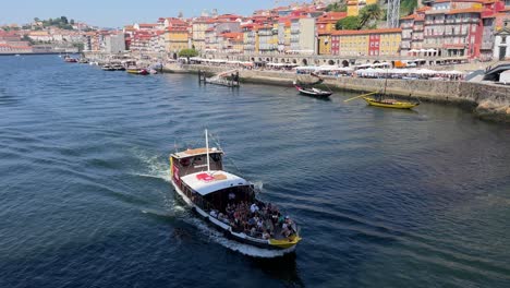 Besichtigungsboote-Auf-Dem-Fluss-Douro-In-Porto