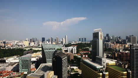 Zoomen-Sie-Langsam-über-Die-Skyline-Von-Singapur-Mit-Den-Berühmten-Sandstränden-Der-Marina-Bay-In-Der-Ferne