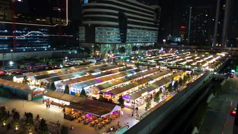 Jodd-Fair,-Der-Berühmte-Nachtlebensmittelmarkt-Hinter-Dem-Zentralen-Einkaufszentrum-Rama9