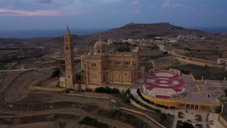 Luftdrohnenaufnahme-Einer-Wunderschönen-Kirche-Mit-Umgebung-Auf-Gozo,-Malta