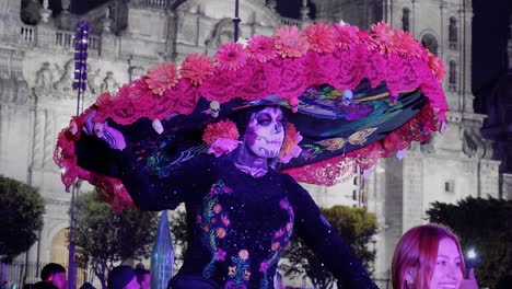 Mujer-Vestida-Para-El-Día-De-Muertos-En-México-Posa-Con-Turistas