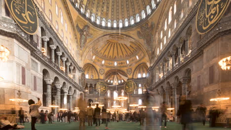 Time-lapse-of-the-Hagia-Sophia-Museum-in-Istanbul,-Turkey