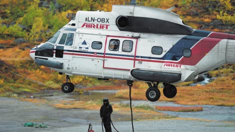 Un-Helicóptero-De-Carga-Aérea-Despega-Desde-La-Plataforma-De-Aterrizaje-De-Grava