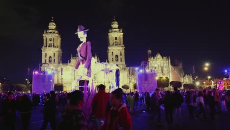 Enorme-Estatua-En-Una-Concurrida-Plaza-Pública-Para-El-Día-De-Los-Muertos-En-México