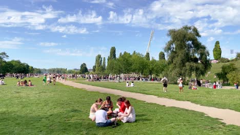 Wunderschöne-Landschaft-Im-Berliner-Mauerpark-Mit-Menschen,-Die-Im-Gras-Herumhängen