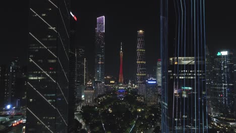 Atemberaubender-Epischer-Blick-Auf-Das-Zentrale-Gebäudeviertel-Der-Innenstadt-Von-Guangzhou-Mit-Dem-Wahrzeichen-Des-Kantonsturms-In-Der-Ferne,-Wunderschön-Beleuchtet-Bei-Nacht