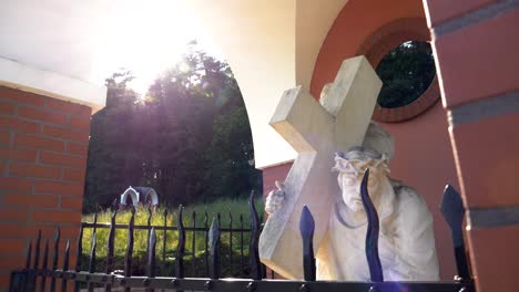 Vía-Crucis-En-Gietrzwałd,-Estatua-De-Jesucristo-Cargando-La-Cruz