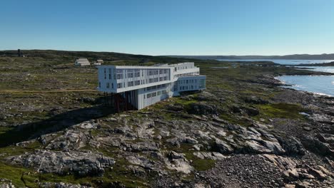 Moderne-Architektur-Des-Fogo-Island-Inn-An-Der-Felsigen-Atlantikküste-In-Neufundland,-Kanada