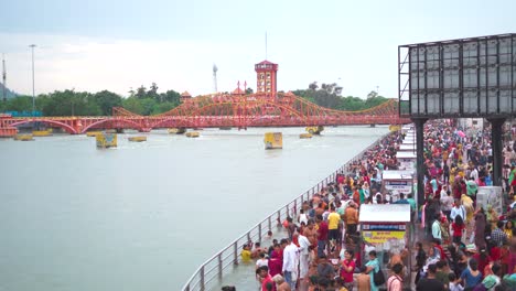 Menschenmenge-Badet-Am-Ganges--Oder-Ganga-Fluss-Auf-Der-Hinduistischen-Pilgerfahrt-Von-Har-Ki-Pauri-In-Haridwar-Uttrakhand-Im-Norden-Indiens
