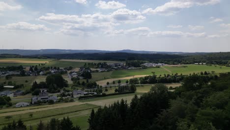 Drohnenaufnahme-Überblick-über-Die-Wunderschöne-Landschaft-Von-Boos-In-Der-Eifel,-Deutschland