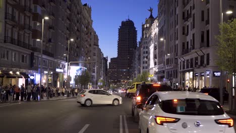 POV-Fußgänger-überqueren-Die-Straße-Gran-Vía-In-Madrid-Während-Der-Blauen-Stunde