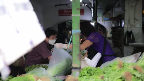 Cliente-Tailandés-Que-Compra-Verduras-Frescas-En-El-Mercado-Local-En-Bangkok,-Tailandia