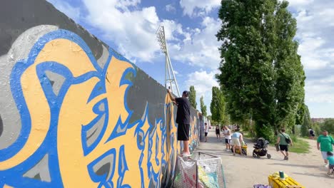 Graffiti-Künstler-Im-Berliner-Mauerpark-Arbeitet-An-Neuem-Meisterwerk-An-Der-Wand