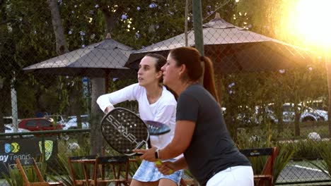 Zwei-Frauen-Konzentrierten-Sich-Darauf,-Beach-Tennis-In-Brasilien-Bei-Sonnenuntergang-Zu-Spielen